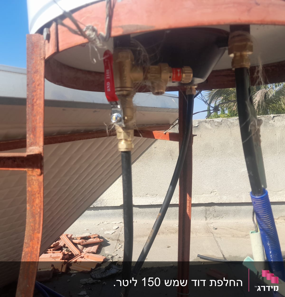 חיבורים וצינורות מתחת לדוד שמש על גג